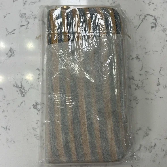 raffia zipper clutch wallet - holds 12 cards plus cash - Picture 8 of 9